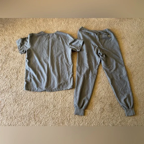 Women’s FIGS Technical Collection Set V-Neck Top W/Zamora Joggers - Picture 6 of 6